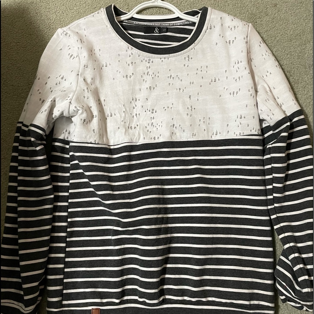 COPY - Ampersand and avenue sweatshirt size small